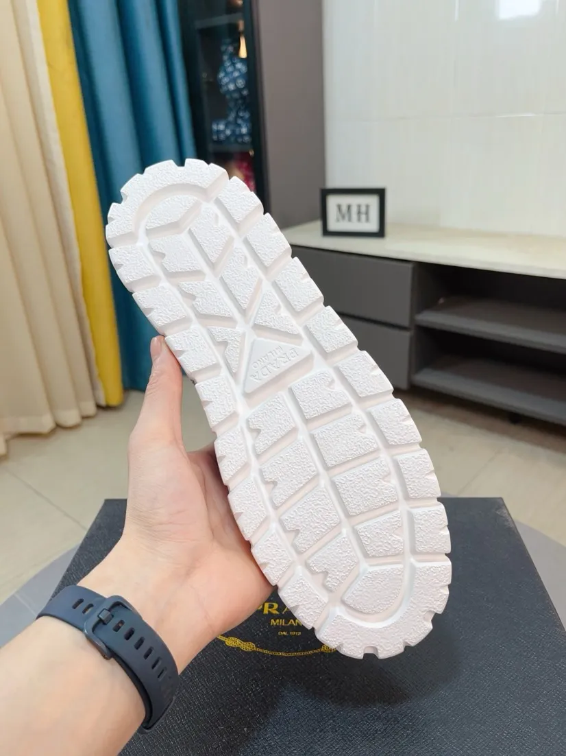 Men's shoes 💰440🌹🌹Prada 〈prada〉 luxury and fashionable high-end products ✊🔥The perfect last shape and top-notch handcrafting make this shoe immediately create a strong aristocratic atmosphere. Imported first-layer cowhide with brogue carving crafts💋Genuine leather lining🎶Rubber combination outsole specially imported from France for leather shoes😍Color: Mysterious Black☕️Size 38～44